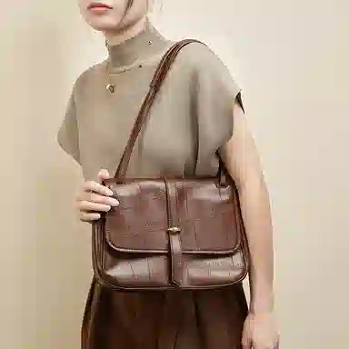 纳兰杜 包包女包时尚百搭高级感复古简约通勤包 牛皮 邮差包单肩包斜挎包 大号 女款 棕色