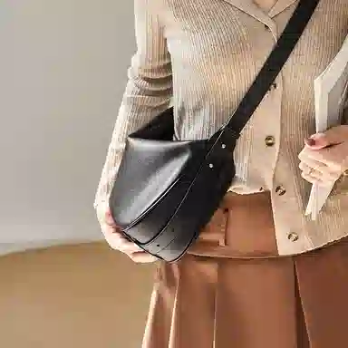 纳兰杜 包包女包时尚百搭女高级感女生腋下包潮流软皮牛皮斜挎包单肩包 大号 女款焦糖棕/子夜黑