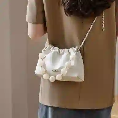 纳兰杜 女包新中式缎面百搭潮流实用女生精致包包 牛皮 链条包云朵包腋下包单肩斜挎包 迷你 女款 太空银/奶昔白/橄榄绿