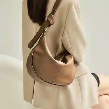 纳兰杜 高级感时尚潮流质感 牛皮拼合成革 饺子包斜挎包 大号 女款 茶色/奶昔白