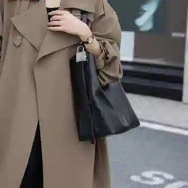 纳兰杜 通勤美拉德复古简约松弛感 牛皮拼合成革 水桶包单肩包 大号 女款 棕色/黑色