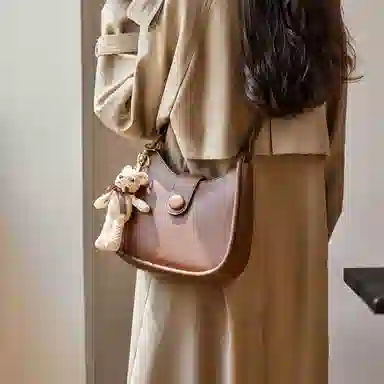 纳兰杜 时尚高级感潮流百搭高颜值设计感 牛皮 水桶包马鞍包斜挎单肩包 女款 米白色