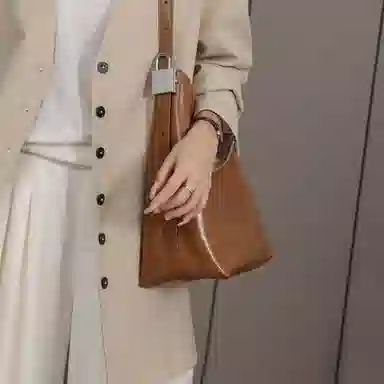 纳兰杜 通勤美拉德复古简约松弛感 牛皮拼合成革 水桶包单肩包 大号 女款 棕色/黑色