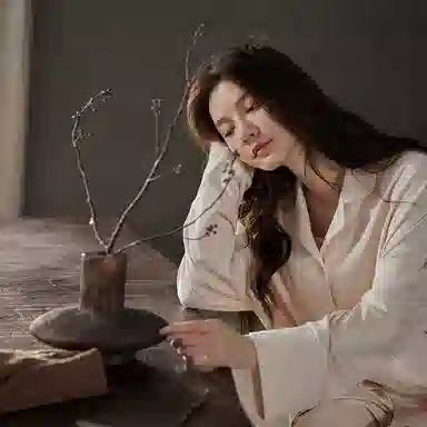 俏薇妮 简约纯色可爱柔软经典风防凸点带胸垫高级感长袖长裤家居服休闲舒适可外穿睡衣套装 女款 米白色