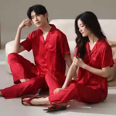 俏薇妮 简约时尚纯色高级感家居服喜庆冰丝凉感薄款翻领短袖长裤舒适休闲可外穿夏季睡衣套装 男女同款 红色
