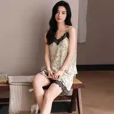 俏薇妮 简约凉感柔软时尚高级感蕾丝边带胸垫吊带短裤家居服舒适透气休闲宽松可外穿睡衣套装 女款
