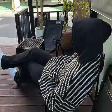 我是大卫 撞色横条条纹拼接慵懒风潮流连帽宽松针织衫 男女同款 黑色