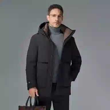 鸭鸭 山系户外加厚保暖多口袋工装风鹅绒休闲连帽套头羽绒服 男款 黑色