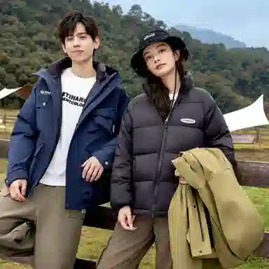 鸭鸭 山系字母印花立体多口袋设计连帽保暖羽绒服 男女同款