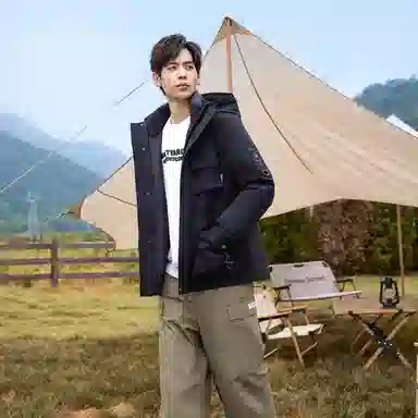 鸭鸭 山系字母印花立体多口袋设计连帽保暖羽绒服 男女同款