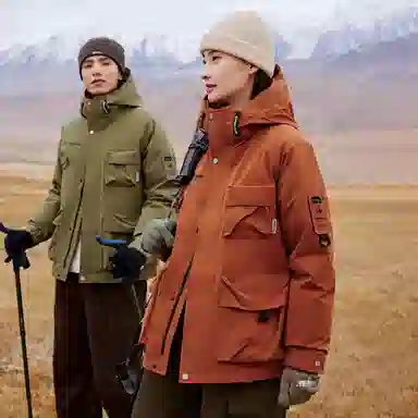 鸭鸭 山系字母印花立体多口袋设计连帽保暖羽绒服 男女同款