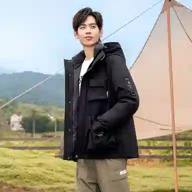 鸭鸭 山系字母印花立体多口袋设计连帽保暖羽绒服 男女同款