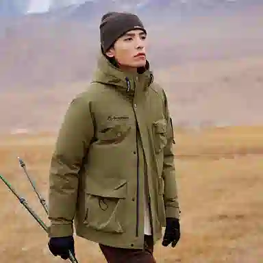 鸭鸭 山系字母印花立体多口袋设计连帽保暖羽绒服 男女同款