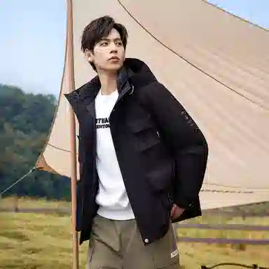 鸭鸭 山系字母印花立体多口袋设计连帽保暖羽绒服 男女同款