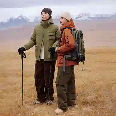 鸭鸭 山系字母印花立体多口袋设计连帽保暖羽绒服 男女同款