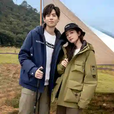 鸭鸭 山系字母印花立体多口袋设计连帽保暖羽绒服 男女同款