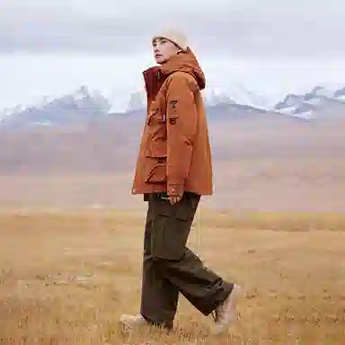 鸭鸭 山系字母印花立体多口袋设计连帽保暖羽绒服 男女同款