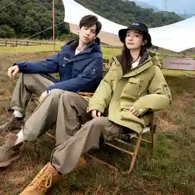 鸭鸭 山系字母印花立体多口袋设计连帽保暖羽绒服 男女同款