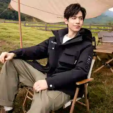 鸭鸭 山系字母印花立体多口袋设计连帽保暖羽绒服 男女同款