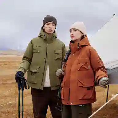 鸭鸭 山系字母印花立体多口袋设计连帽保暖羽绒服 男女同款