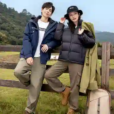 鸭鸭 山系字母印花立体多口袋设计连帽保暖羽绒服 男女同款