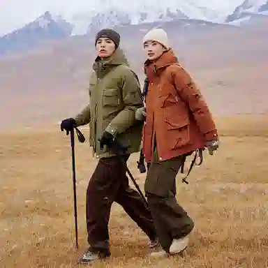 鸭鸭 山系字母印花立体多口袋设计连帽保暖羽绒服 男女同款