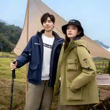 鸭鸭 山系字母印花立体多口袋设计连帽保暖羽绒服 男女同款