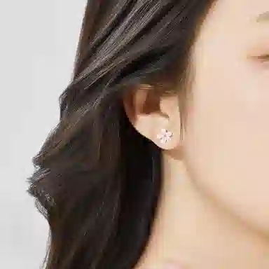 老凤祥 【足银】粉樱灼灼  甜美浪漫樱花粉嫩少女感养耳洞睡觉免摘 小众设计日常通勤百搭闺蜜女友生日精美礼盒#好运 足银 耳钉 女款