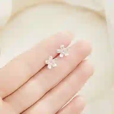 老凤祥 【足银】粉樱灼灼  甜美浪漫樱花粉嫩少女感养耳洞睡觉免摘 小众设计日常通勤百搭闺蜜女友生日精美礼盒#好运 足银 耳钉 女款