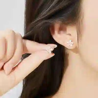 老凤祥 【足银】粉樱灼灼  甜美浪漫樱花粉嫩少女感养耳洞睡觉免摘 小众设计日常通勤百搭闺蜜女友生日精美礼盒#好运 足银 耳钉 女款