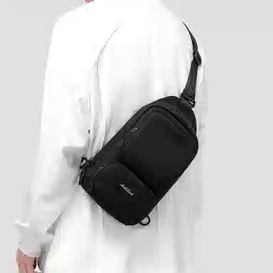 马莎兰缇 小众休闲简约纯色户外出行通勤大容量防泼水潮流 牛津纺 单肩斜挎胸包 男款 烟灰色/黑色