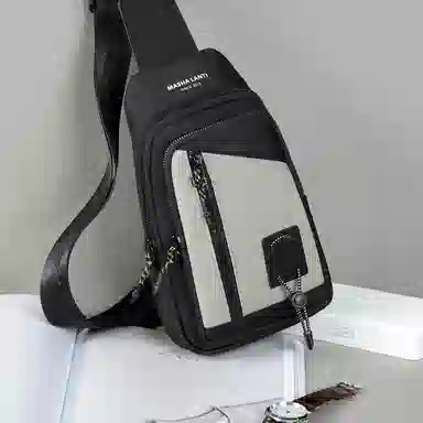 马莎兰缇 休闲简约时尚小众设计运动骑行风轻便时尚潮流通勤多功能背包 合成革 胸包 男款 黑配灰