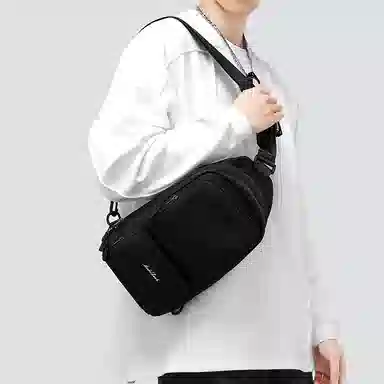 马莎兰缇 小众休闲简约纯色户外出行通勤大容量防泼水潮流 牛津纺 单肩斜挎胸包 男款 烟灰色/黑色