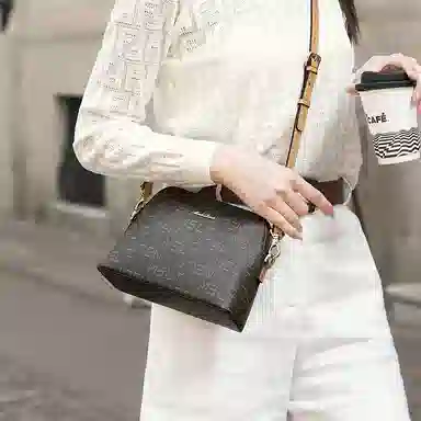 Mashalanti Letter Print Shoulder Bag