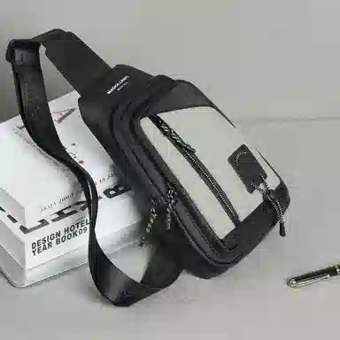 马莎兰缇 休闲简约时尚小众设计运动骑行风轻便时尚潮流通勤多功能背包 合成革 胸包 男款 黑配灰