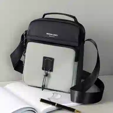 马莎兰缇 休闲百搭撞色通勤骑行机能风轻便潮流多功能 合成革 斜挎包 男款 黑配灰