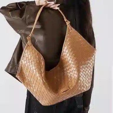 VANDEE Quilted Leather Shoulder Bag