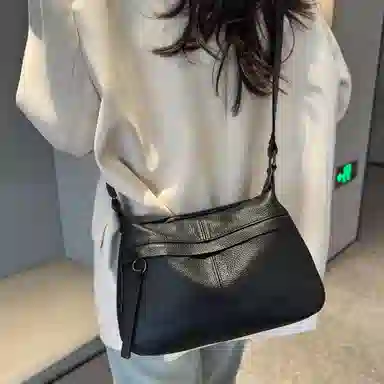 VANDEE Classic Leather Crossbody Bag