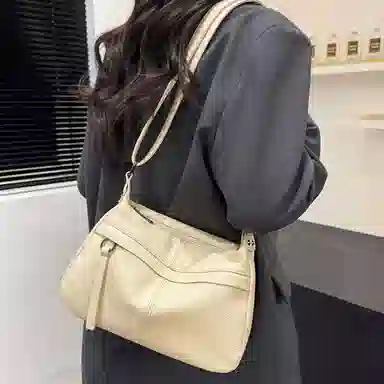 VANDEE Classic Leather Crossbody Bag