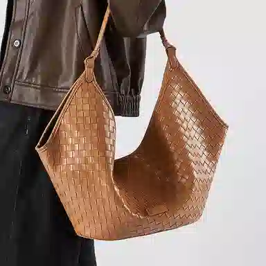VANDEE Quilted Leather Shoulder Bag