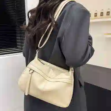 VANDEE Classic Leather Crossbody Bag