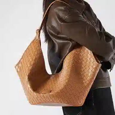 VANDEE Quilted Leather Shoulder Bag