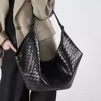 VANDEE Quilted Leather Shoulder Bag