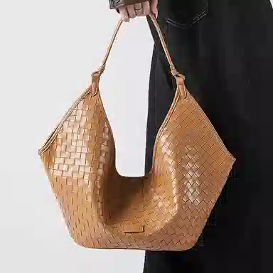 VANDEE Quilted Leather Shoulder Bag