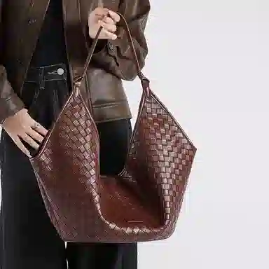 VANDEE Quilted Leather Shoulder Bag