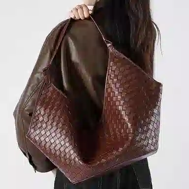 VANDEE Quilted Leather Shoulder Bag