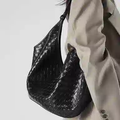 VANDEE Quilted Leather Shoulder Bag