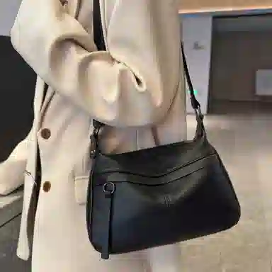 VANDEE Classic Leather Crossbody Bag