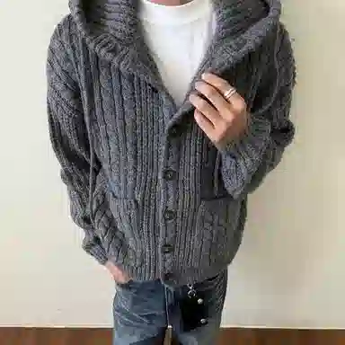 虫小绿 美式高街姣花纹麻花氛围感连帽毛衣外套秋冬季慵懒高级感日常穿搭舒适保暖休闲时尚潮流个性纽扣开衫情侣百搭针织衫  男女同款