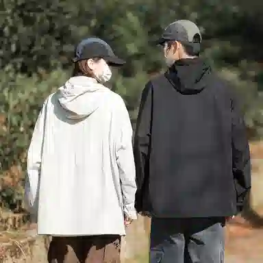 潮流舒适宽松美式时尚设计感简约山系户外露营通勤轻薄运动吸汗速干休闲多功能超轻透气凉感抽绳连帽情侣百搭外套防晒服 男女同款